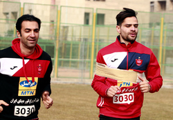 حضور هافبک پرسپولیس با دستهای بسته در تمرینات/ تصادف منجر به تاخیر نعمتی در تمرینات شد
