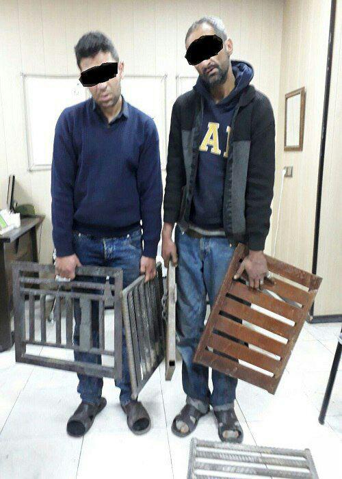سرقت دریچه های فاضلاب شهری در پوشش راننده مسافرکش+عکس