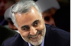 بوسه سردار سلیمانی بر پیشانی ابراهیم حاتمی کیا + عکس