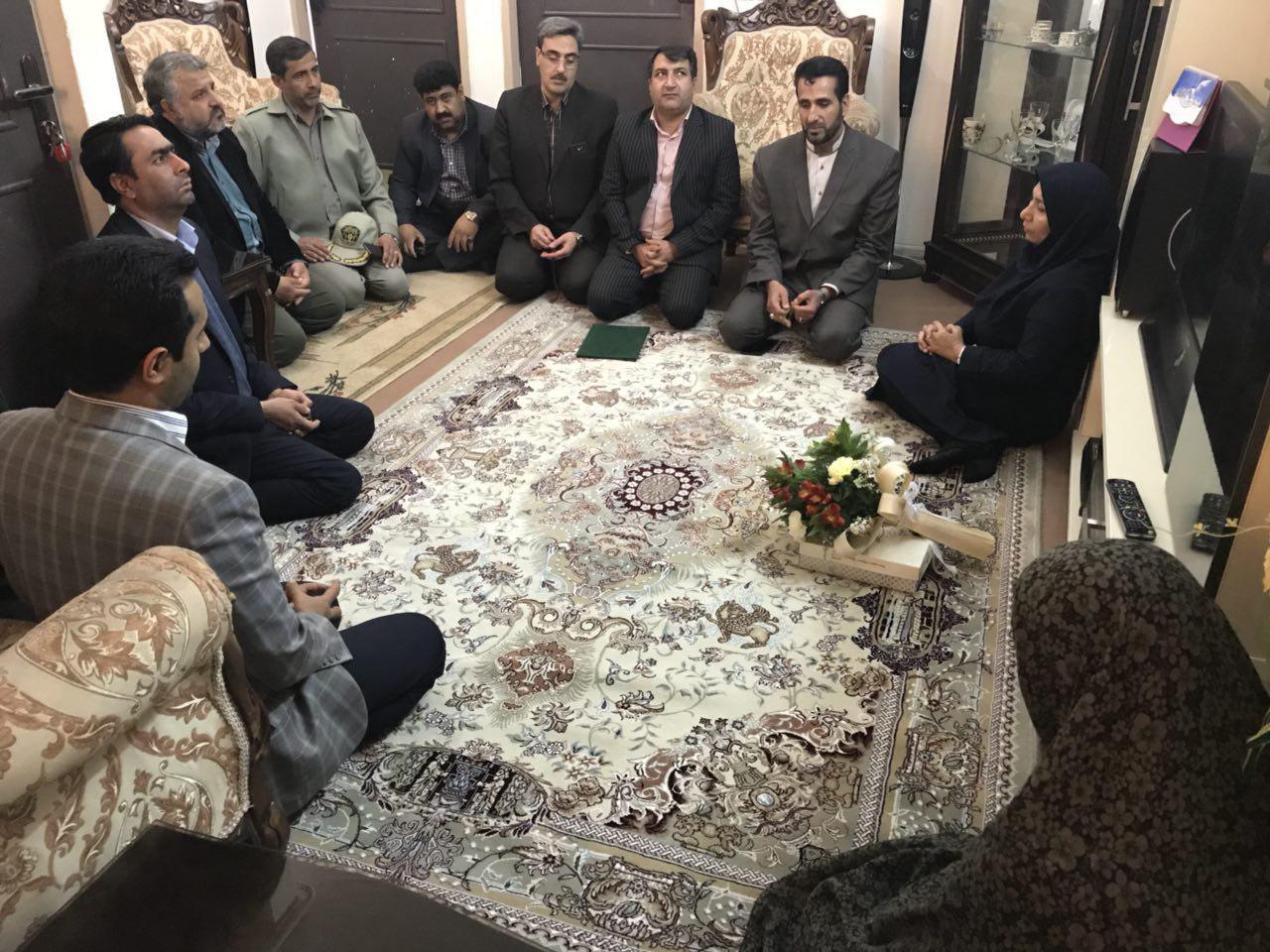 دلجویی از خانواده شهید عرصه محیط زیست استان کرمان در ایام دهه فجر