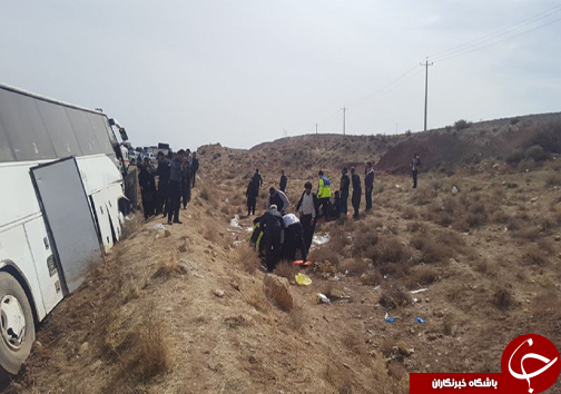 واژگونی اتوبوس در محور سروستان - شیراز/۱۵ نفر زخمی شدند