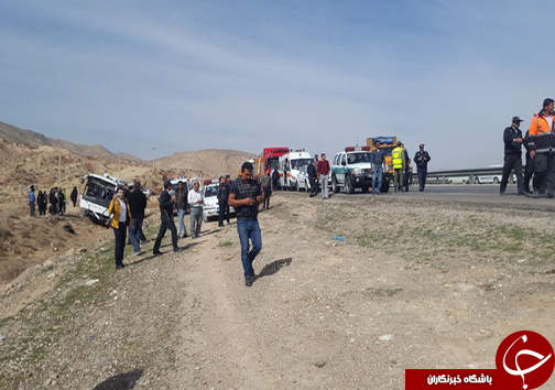 واژگونی اتوبوس در محور سروستان - شیراز/۱۵ نفر زخمی شدند