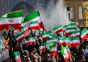 خانواده شهدا همراه با عکس شهید خود در راهپیمایی شرکت کنند