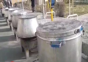 پخت چهل دیگ آش به مناسبت جشن انقلاب در تهرانسر + فیلم