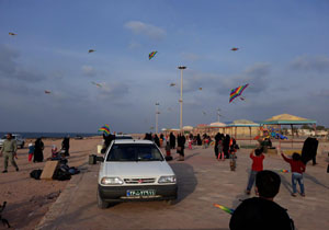 پرواز بادبادک‌ها به مناسبت جشن انقلاب در خلیج‌فارس + فیلم