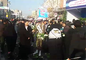 خیر مقدم دژبانان ارتش به شرکت کنندگان راهپیمایی 22 بهمن با اهدای گل + فیلم