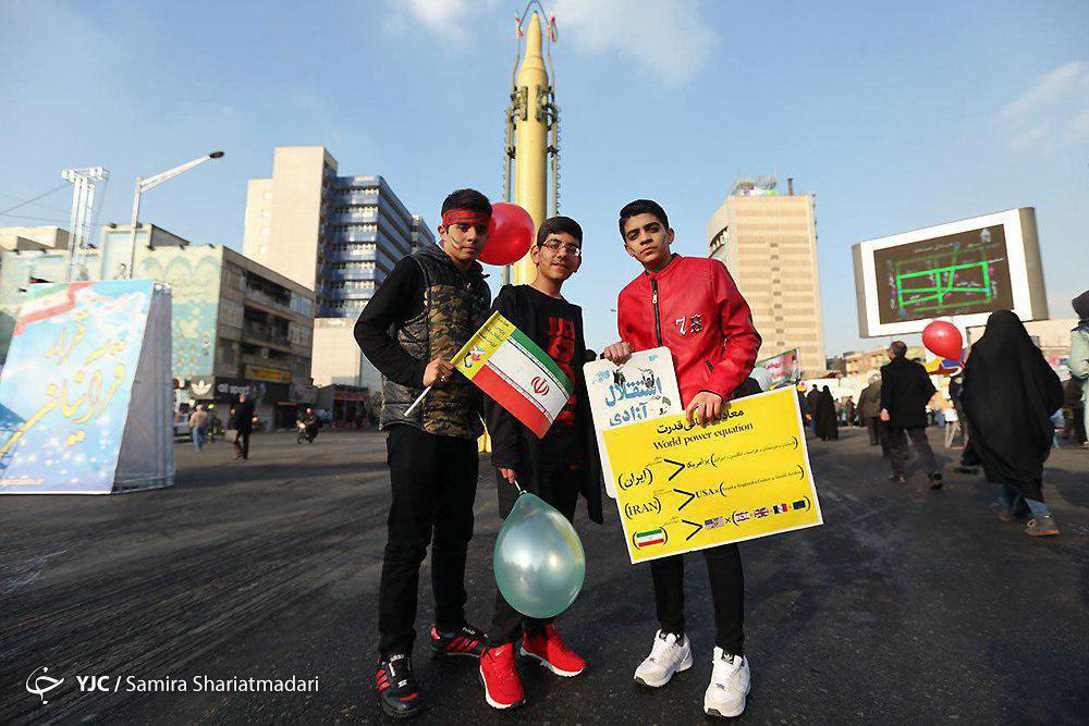 حضور دانش آموزان و دانشجویان در راهپیمایی 22 بهمن