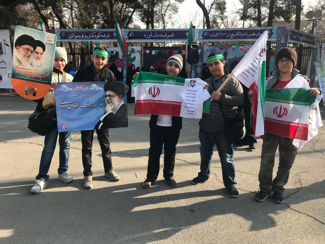 حضور دانش آموزان و دانشجویان در راهپیمایی 22 بهمن