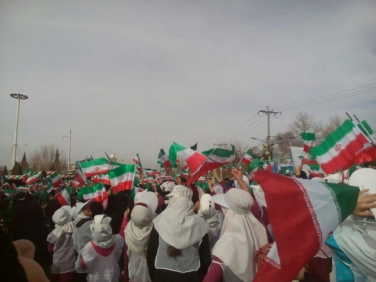 سرود خوانی دانش آموزان ایلامی در راهپیمایی 22 بهمن+ تصاویر