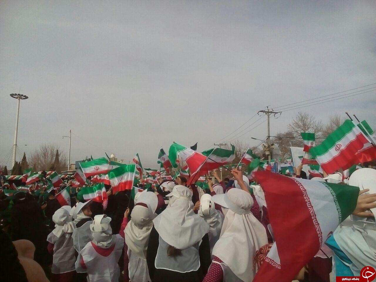 سرود خوانی دانش آموزان ایلامی در راهپیمایی 22 بهمن