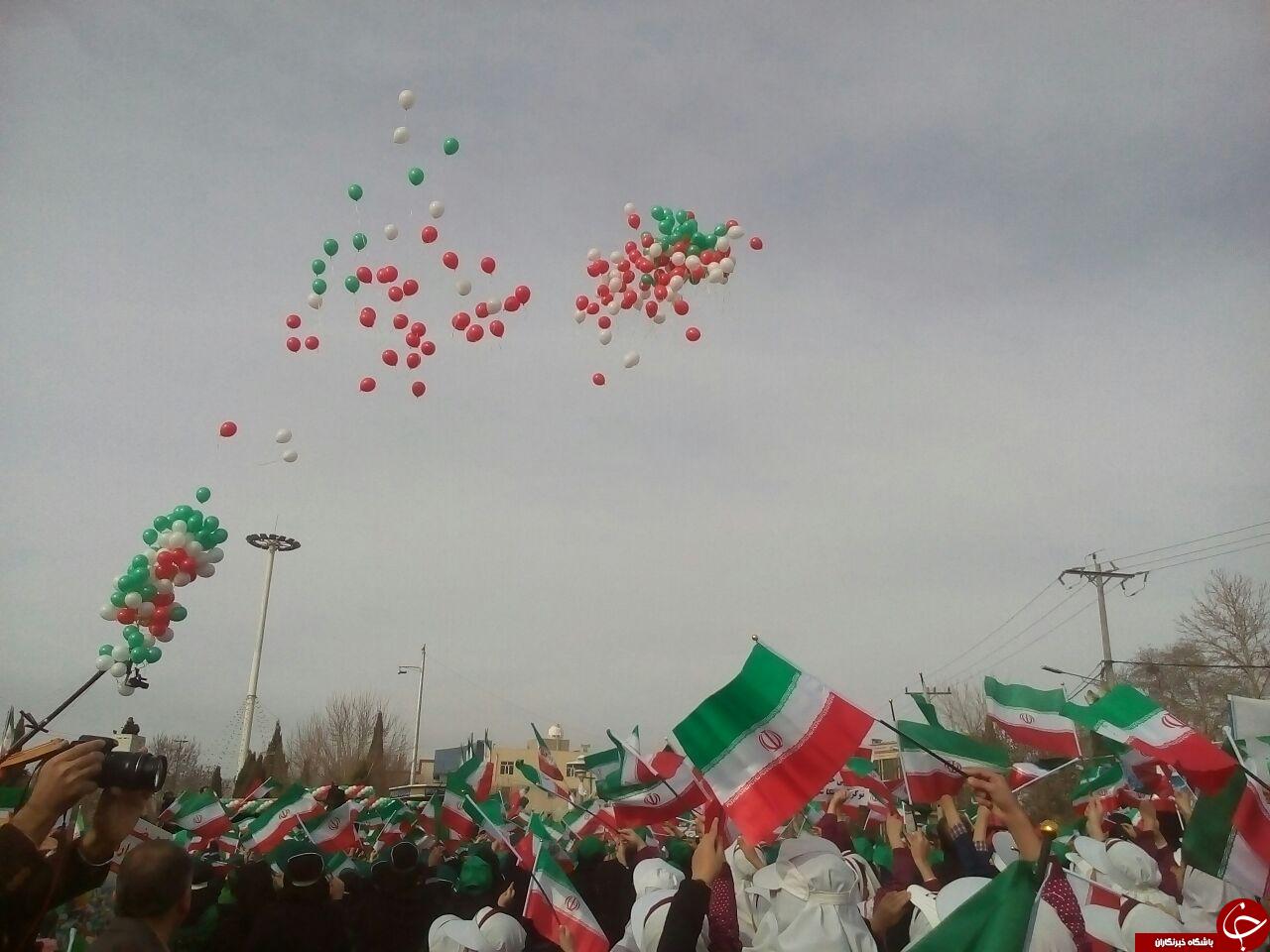 سرود خوانی دانش آموزان ایلامی در راهپیمایی 22 بهمن
