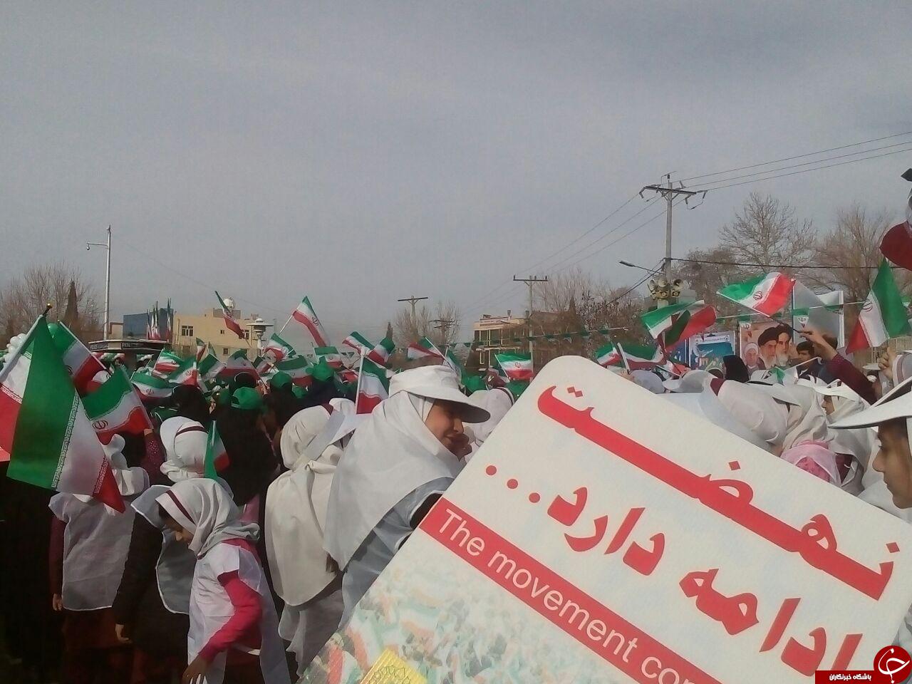 سرود خوانی دانش آموزان ایلامی در راهپیمایی 22 بهمن