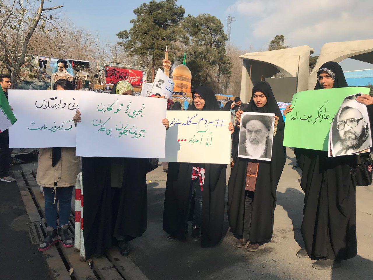 حضور دانش آموزان و دانشجویان در راهپیمایی 22 بهمن
