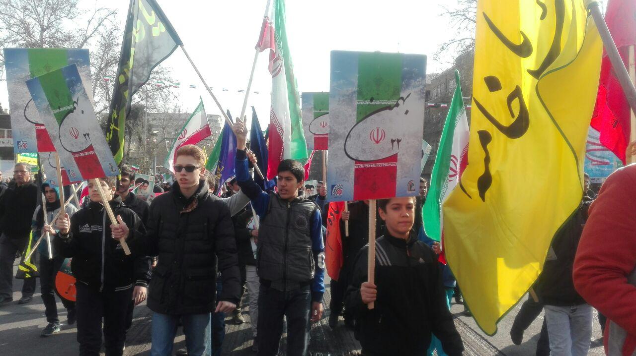 حضور دانش آموزان و دانشجویان در راهپیمایی 22 بهمن