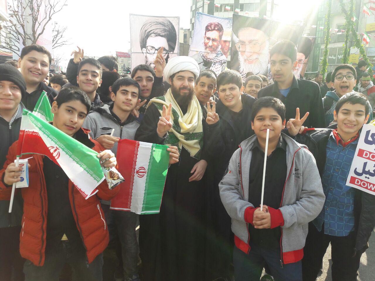حضور دانش آموزان و دانشجویان در راهپیمایی 22 بهمن
