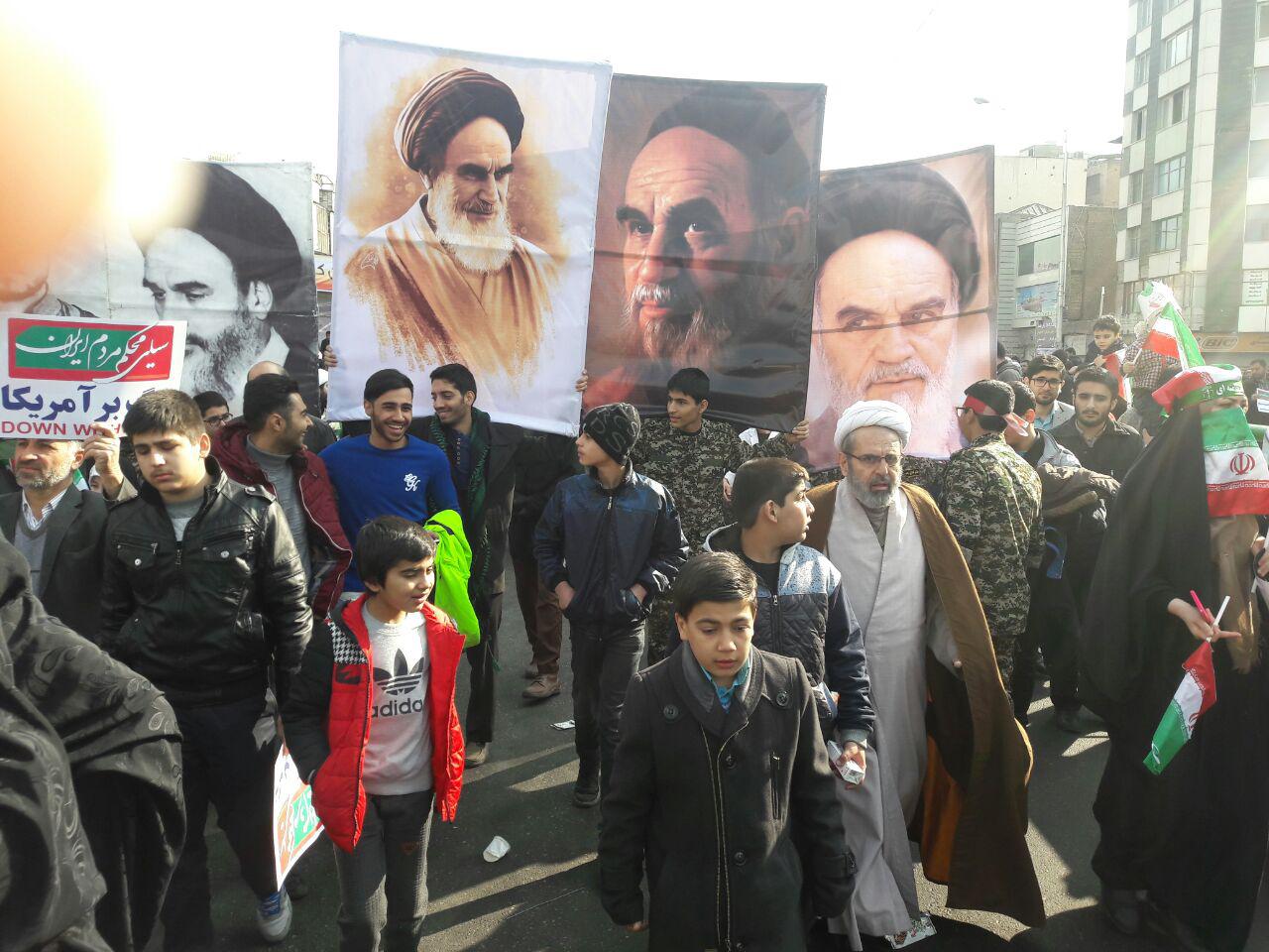 حضور دانش آموزان و دانشجویان در راهپیمایی 22 بهمن