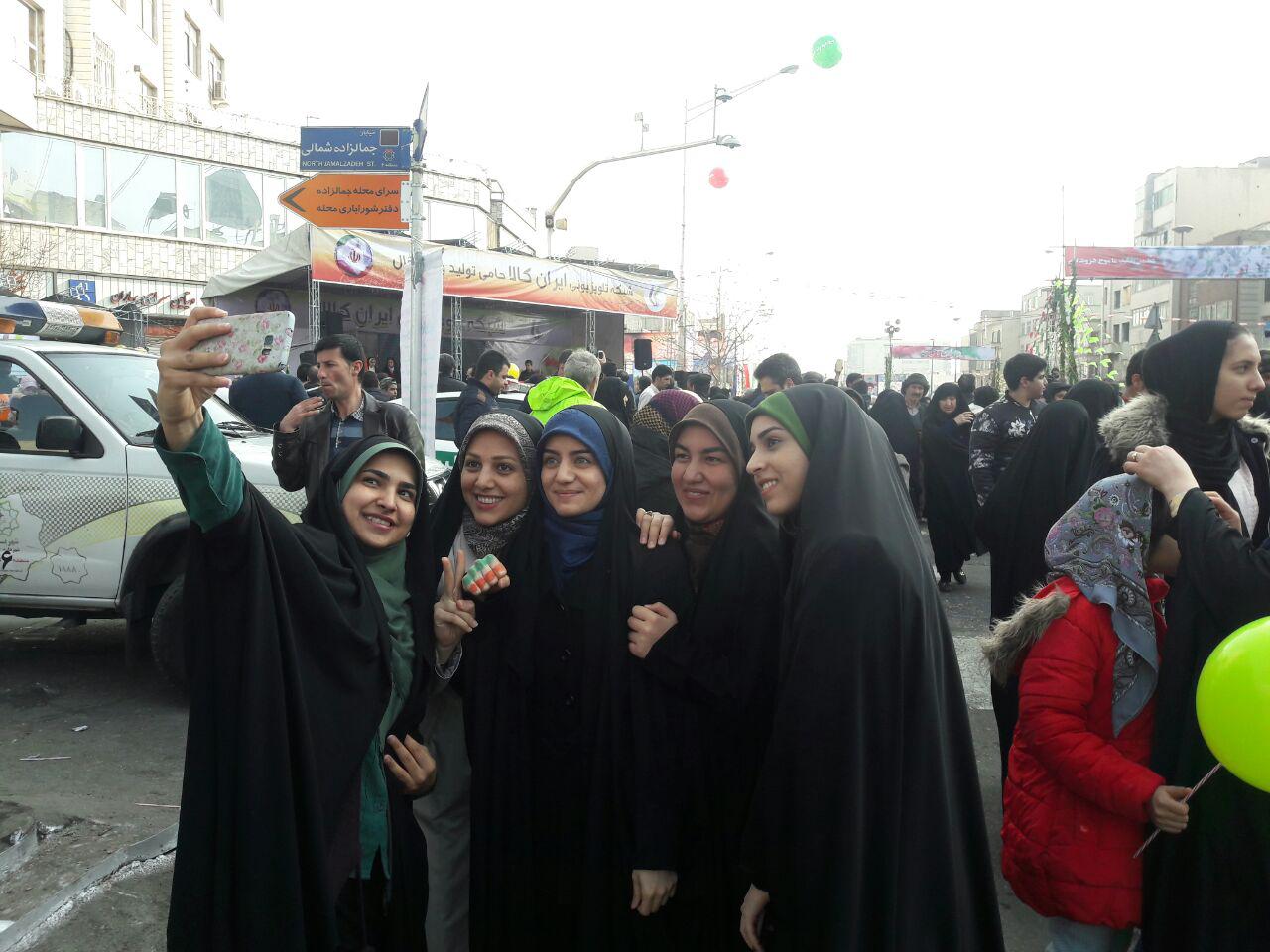 حضور دانش آموزان و دانشجویان در راهپیمایی 22 بهمن