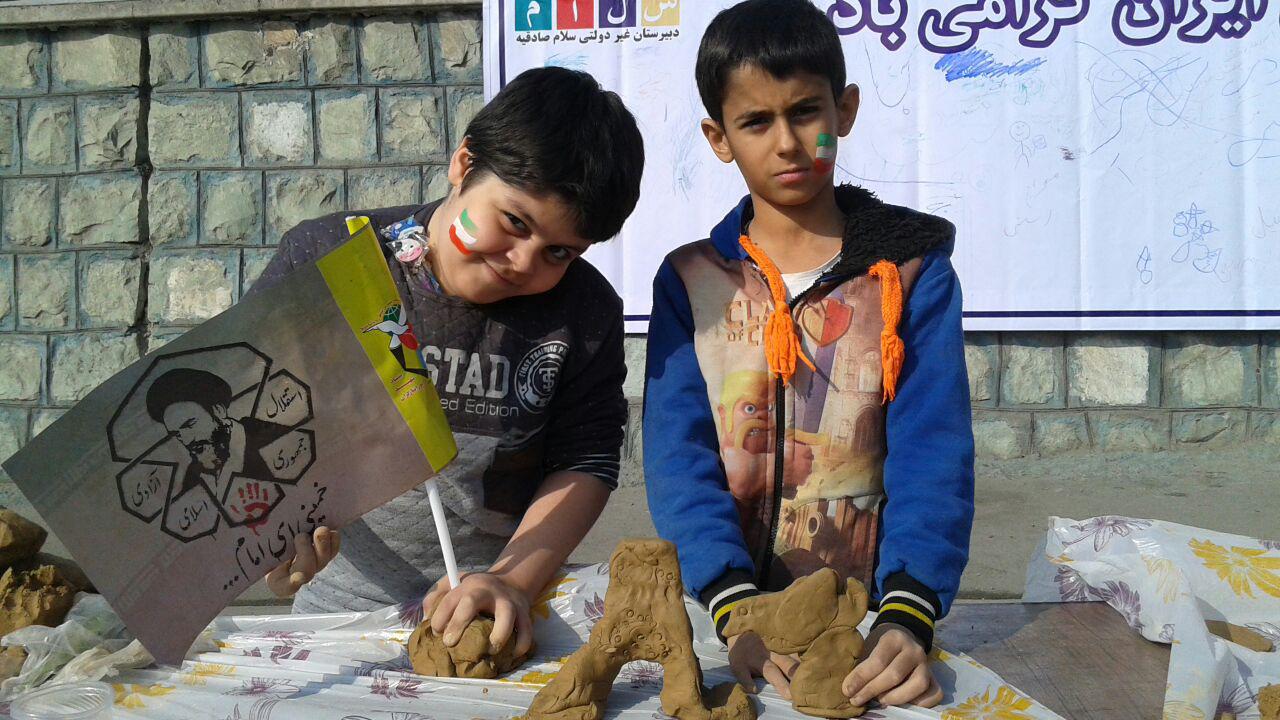 حضور دانش آموزان و دانشجویان در راهپیمایی 22 بهمن