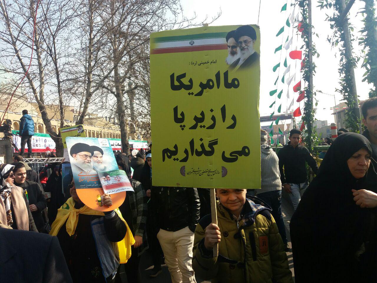 حضور دانش آموزان و دانشجویان در راهپیمایی 22 بهمن