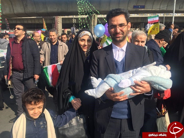 حضور خانوادگی آذری جهرمی در راهپیمایی + عکس