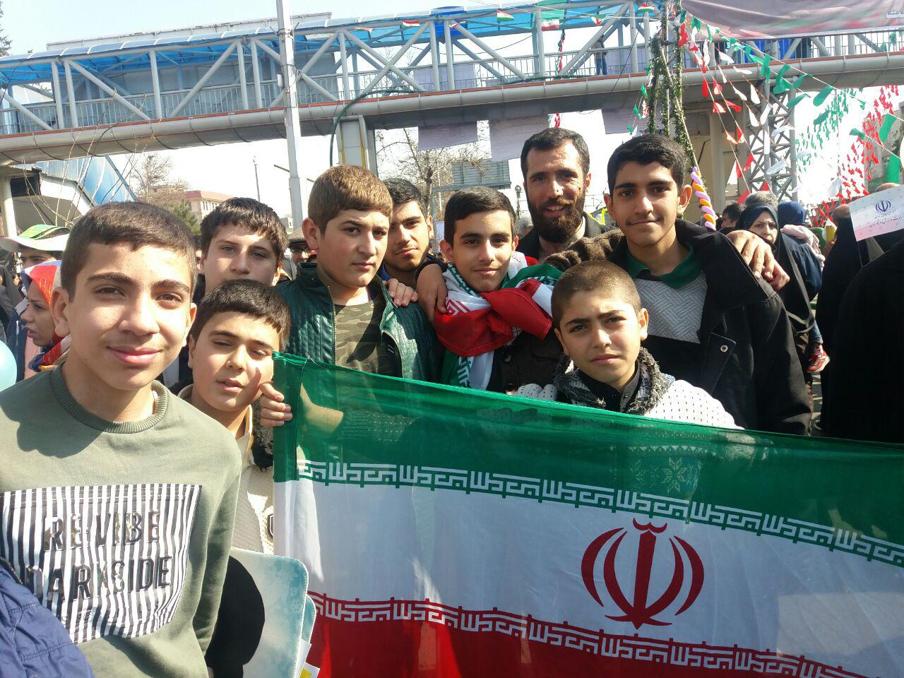 حضور پرشور دانش&zwnj;&lrm;آموزان و دانشجویان در راهپیمایی 22 بهمن + تصاویر