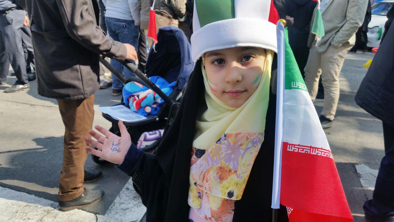حضور پرشور دانش&zwnj;&lrm;آموزان و دانشجویان در راهپیمایی 22 بهمن + تصاویر