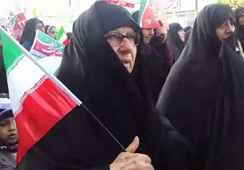 حضور مادر مسیح علی نژاد در راهپیمایی 22 بهمن +فیلم
