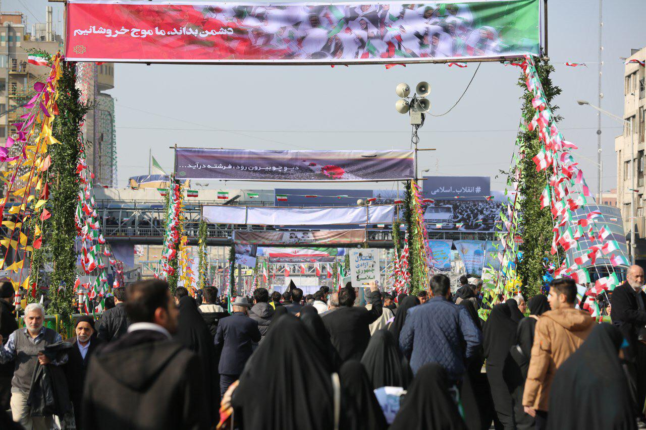 گزارش تصویری ارائه محصولات فرهنگی و برگزاری مدیحه سرایی نوجوانان در روز ۲۲ بهمن ۱۳۹۶