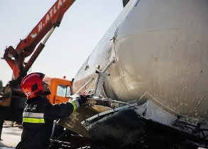 واژگونی یک تانکر حمل سوخت در محور ماهشهر - هندیجان