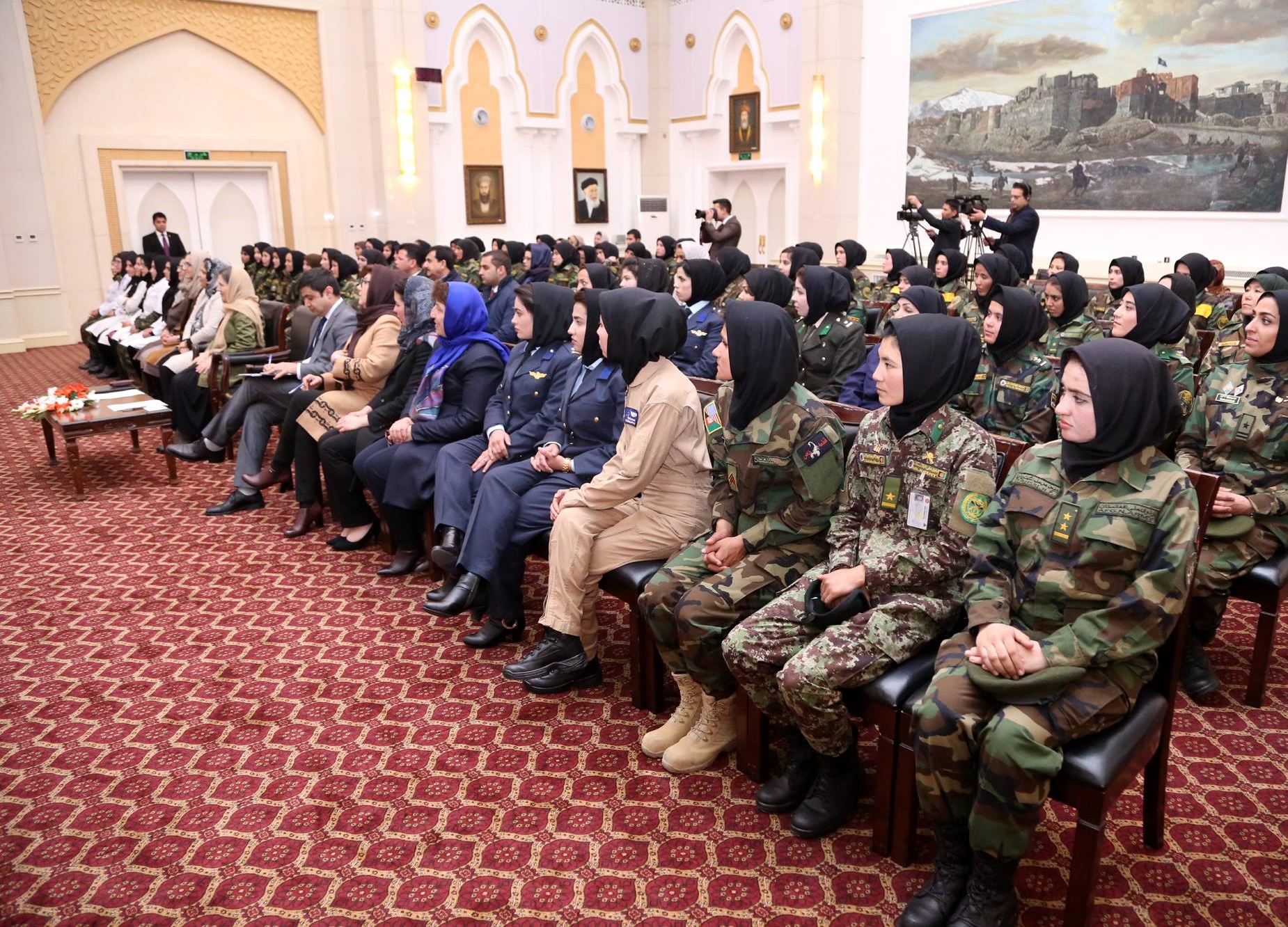 گزارش تصویری: دیدار اشرف غنی با افسران زن افغانستان