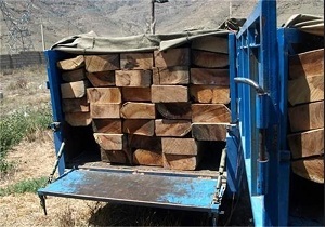 توقیف یک دستگاه خودروی حامل 105 اصله چوب آلات قاچاق جنگلی در اردبیل