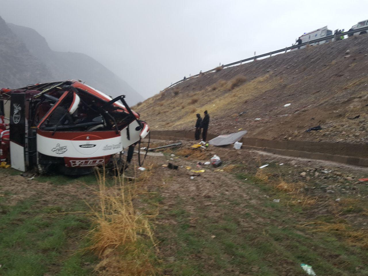 جدیدترین تصاویر از واژگونی اتوبوس در محور یاسوج-سمیرم جدیدترین تصاویر از واژگونی اتوبوس در محور یاسوج-سمیرم