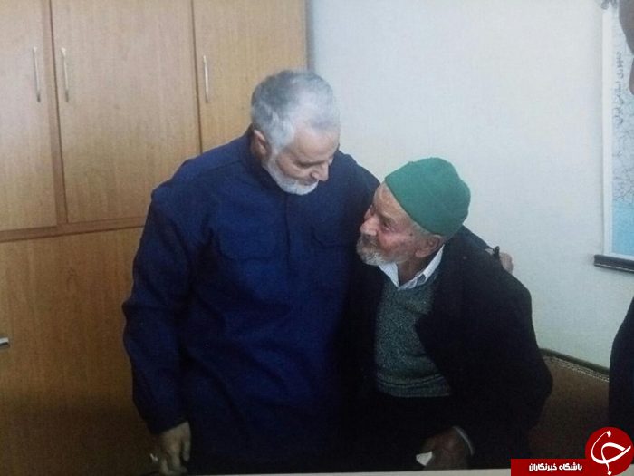 تصویری از پدر شهید در آغوش سردار سلیمانی