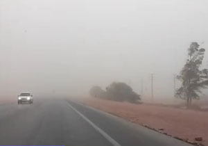 کاهش دید افقی رانندگان در آسمان غبارآلود اهواز + فیلم