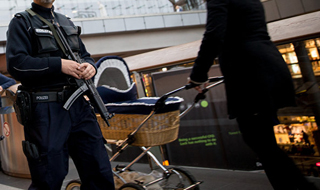 حرکت عجیب زنی در ایستگاه قطار ماموران را شوکه کرد!+فیلم
