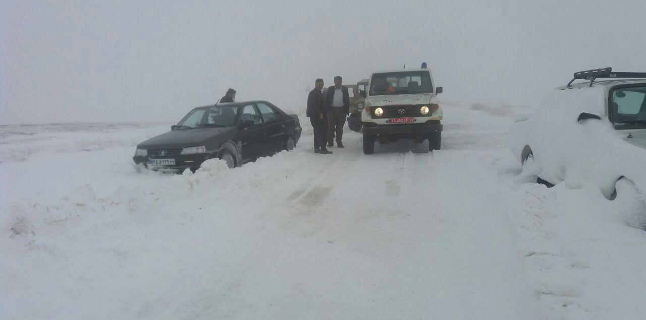 امداد رسانی به  ۱۰۰ مسافر گرفتار کولاک، در محور ایرانخواه- تکاب