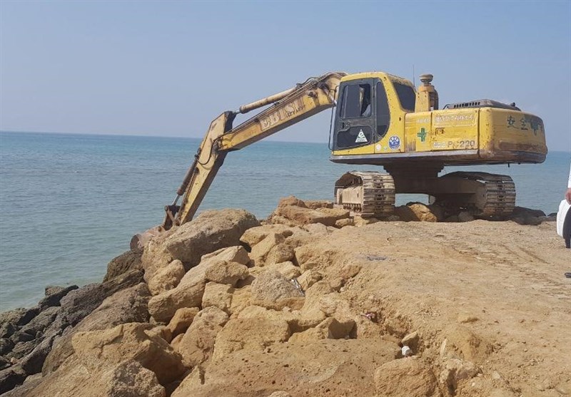 قلع و قمع موج شکن بدون مجوز در خلیج چابهار