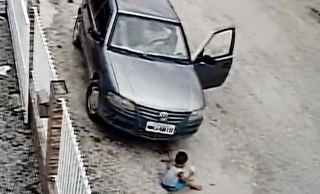 لحظه هولناک عبور خودرو از روی پسر خردسال