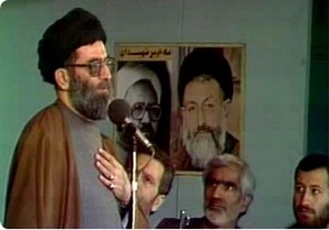 لحظه انفجار بمب در نماز جمعه تهران به امامت آیت الله خامنه‌ای + فیلم