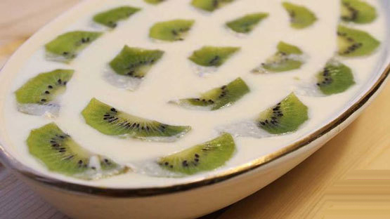 طرز تهیه دسر ماست و کیوی