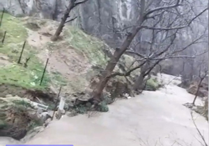 باران باعث سیلاب در روستای زلزله‌زده «ریجاب» شد + فیلم