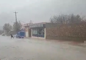 خوشحالی مردم روستای «زنجیره» از بارش نعمت الهی + فیلم