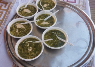 تلاش دسته جمعی زنان قمی برای تهیه آش نذری به مناسبت سالروز شهادت حضرت فاطمه زهرا(س) + فیلم
