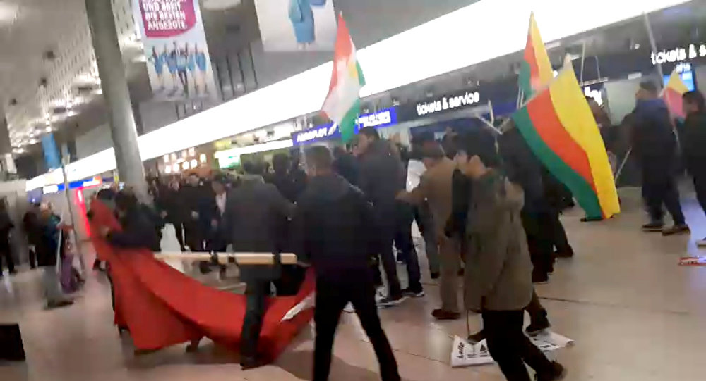 درگیری میان معترضان کُرد و مسافران ترکیه ای  در فرودگاه شهر هانوفر آلمان+ عکس و فیلم