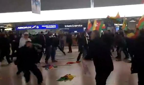 درگیری میان معترضان کُرد و مسافران ترکیه ای  در فرودگاه شهر هانوفر آلمان+ عکس و فیلم