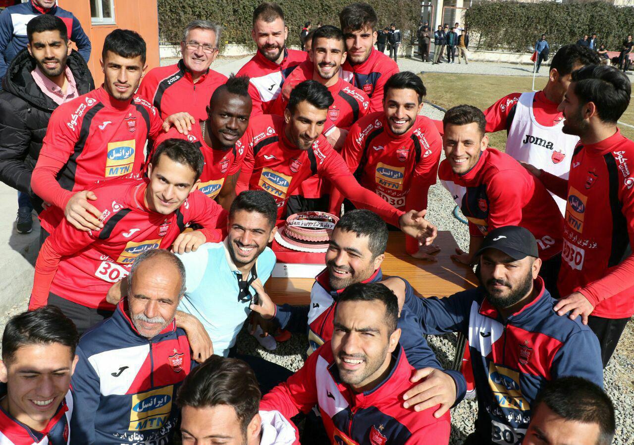 جشن تولد نوه بازیگر معروف در تمرین پرسپولیس+ عکس