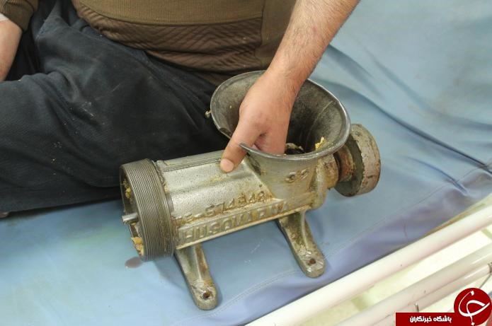 بلعیده شدن انگشتان کارگر توسط چرخ گوشت صنعتی+ تصاویر
