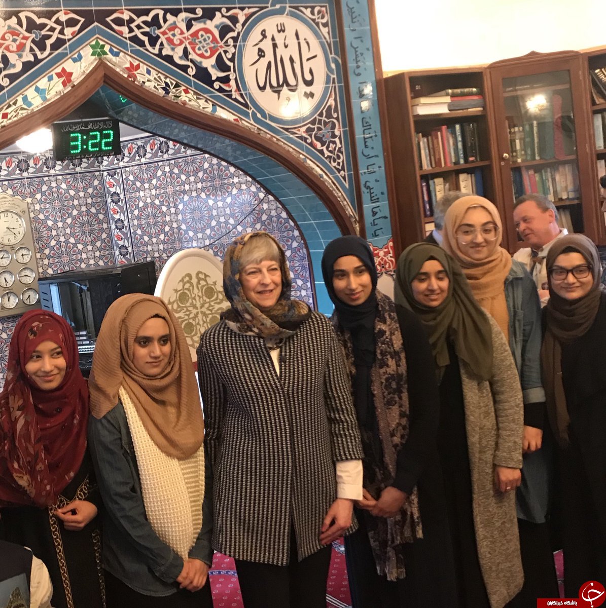 محجبه شدن نخست وزیر انگلیس در بازدید از یک مسجد+ تصاویر