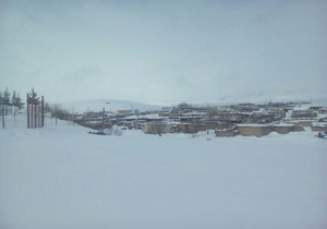 لحظات زیبای بارش برف در روستای «سراب شیخ عالی» + فیلم