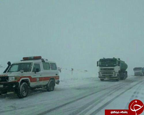 نجات مسافران گرفتار در برف وکولاک در محور تکاب-شاهین دژ